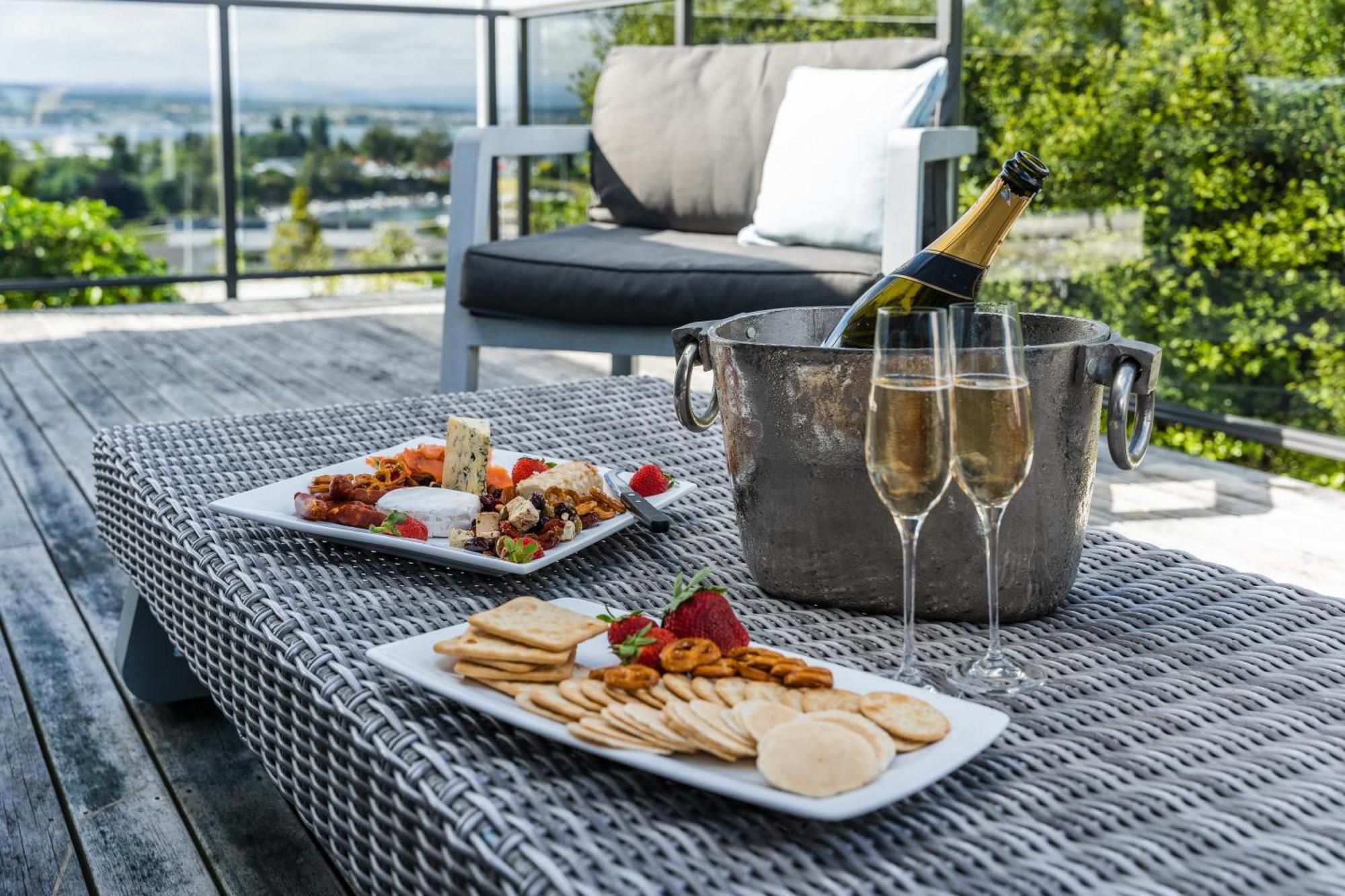 Ngaio Views - Lake Taupo Holiday Home エクステリア 写真
